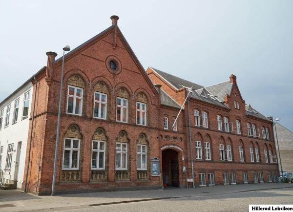 Skolebygningen med de to fløje fra 1877 til venstre, og 1905 til højre. (Foto: Per Buchmann, august 2019. Lokalhistorisk Arkiv, Hillerød Bibliotek).