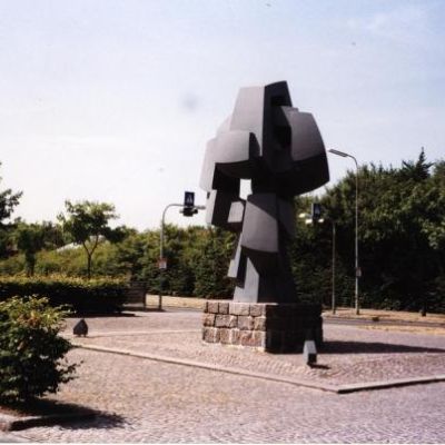   Helge Holmskov. Abstrakt kæmpe skulptur på Milnersvej 39. Gave fra Hillerød Landbobank. (Foto: Hillerød Lokalhistoriske Arkiv)