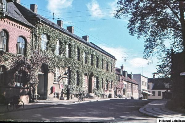 Hillerød Posthus Kannikegade 3, 1943.(Foto: Lokalhistorisk Arkiv, Hillerød Bibliotek. Ukendt fotograf).
