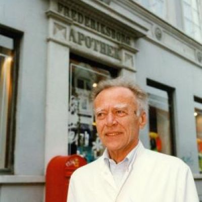  Apoteker Søren Lintrup foran Slotsgade 19. (Fotograf Jan F. Stephan ca. 1990-1998 Lokalhistorisk Arkiv Hillerød Bibliotek)