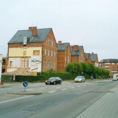 Den tidligere CF-kaserne ses her under den ombygning, der nu huser Retten i Hillerød. Fotograf ukendt, fra ca. 2005, Lokalhistorisk Arkiv, Hillerød Bibliotek.