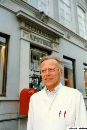Apoteker Søren Lintrup foran Slotsgade 19. (Fotograf Jan F. Stephan ca. 1990-1998 Lokalhistorisk Arkiv Hillerød Bibliotek)