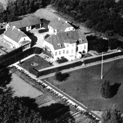 Vænget ca. 1948 -1952.Nederst til højre bådebroen. Til venstre haven og til højre frugtplantagen. Gartnerboligen, Kedelhuset, stald og grisehus.(Foto: Viggo Sylvest Jensen)