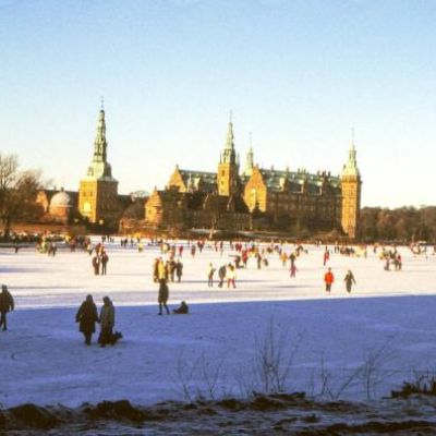 Frederiksborg Slot. En vinterdag i januar 1997, da Frederiksborg Slotssø var tiliset og åben for skøjteløb. (Fotograf: Orla Larsen).