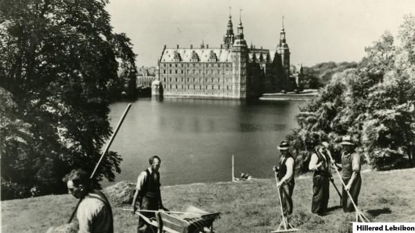 Græsset slås på Jægerbakken. Postkort 1930-50.(Fotograf: Ukendt).