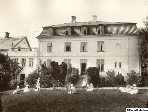 Frederiksborg Husholdningsskole og elever set fra haven, ca. 1930 (Fotograf ukendt. Lokalhistorisk Arkiv, Hillerød Bibliotek)